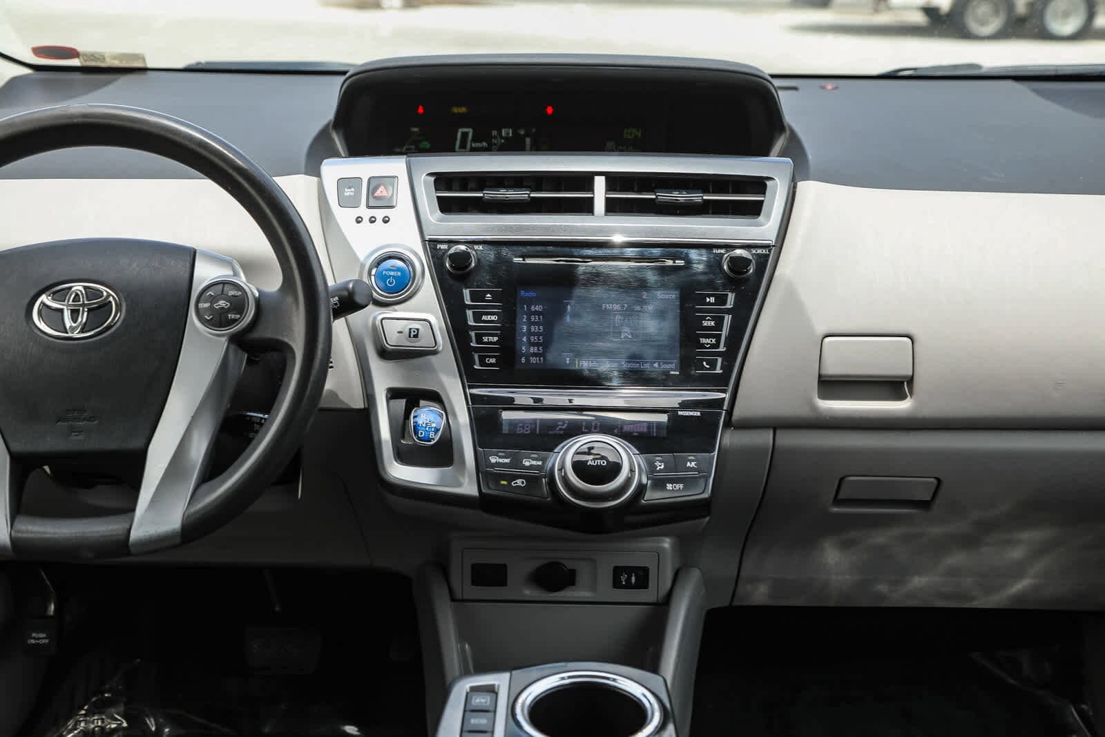 Thumbnail: 2015 Toyota Prius v - 12