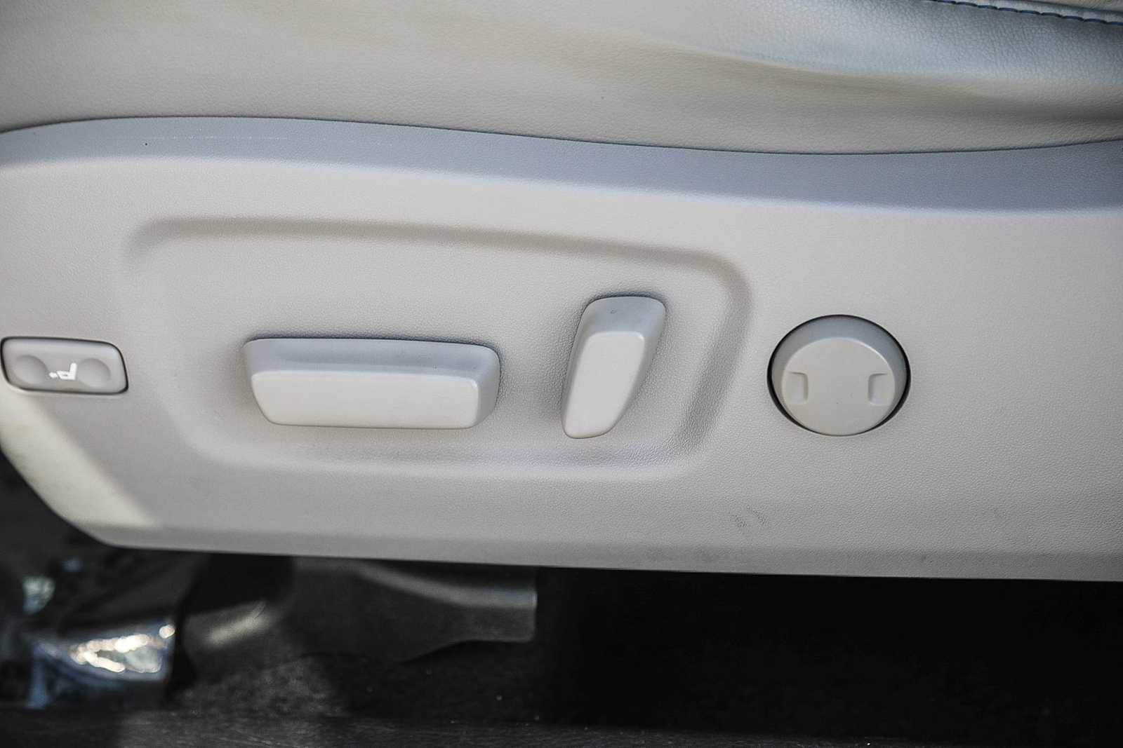 Thumbnail: 2019 Toyota Highlander - 17