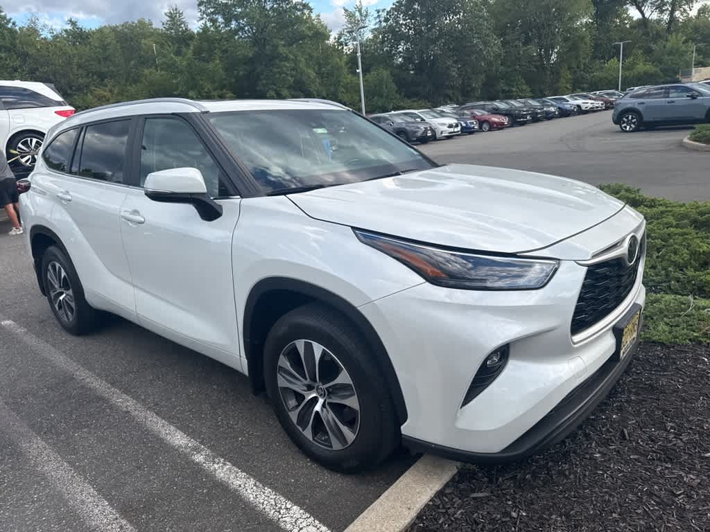 Thumbnail: 2023 Toyota Highlander - 3