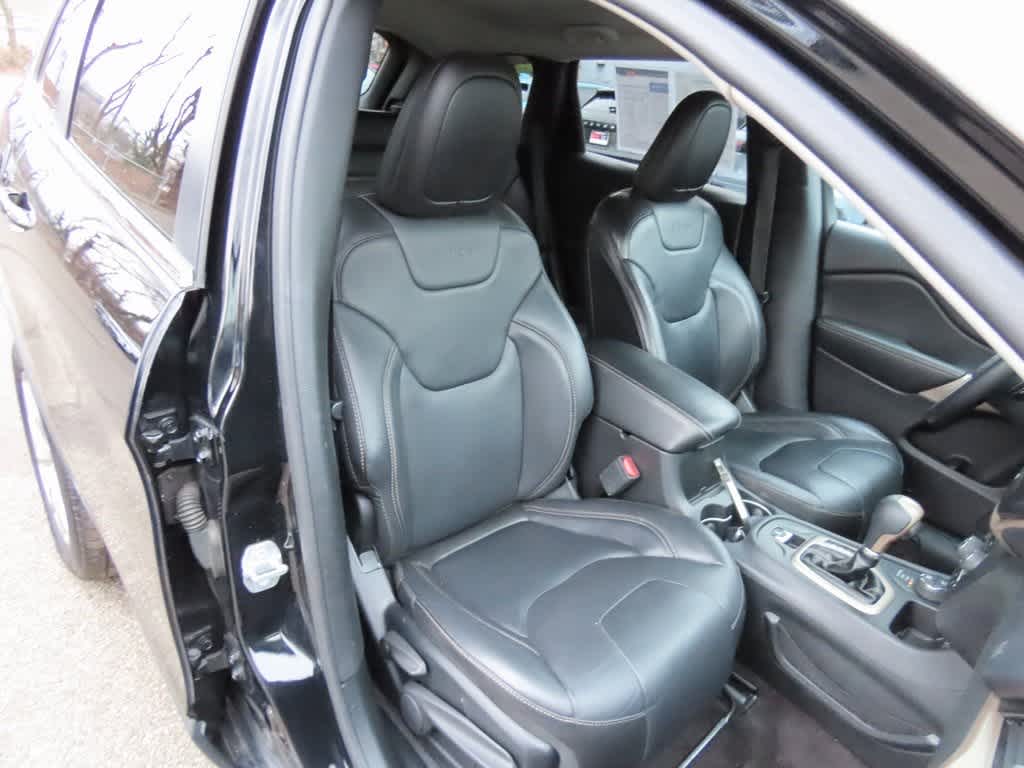 Thumbnail: 2018 Jeep Cherokee - 16