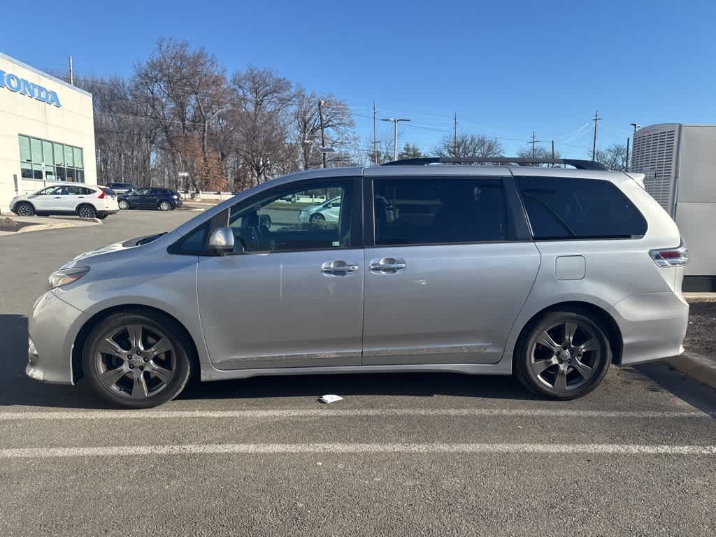 Thumbnail: 2017 Toyota Sienna - 3