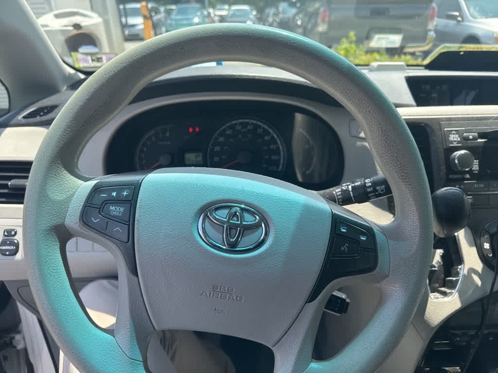 Thumbnail: 2014 Toyota Sienna - 10