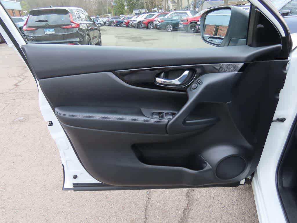 Thumbnail: 2020 Nissan Rogue Sport - 15