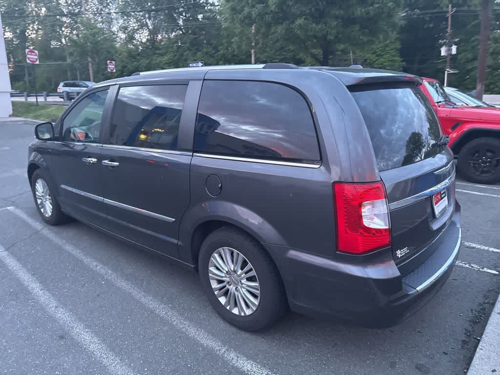 Thumbnail: 2016 Chrysler Town & Country - 17