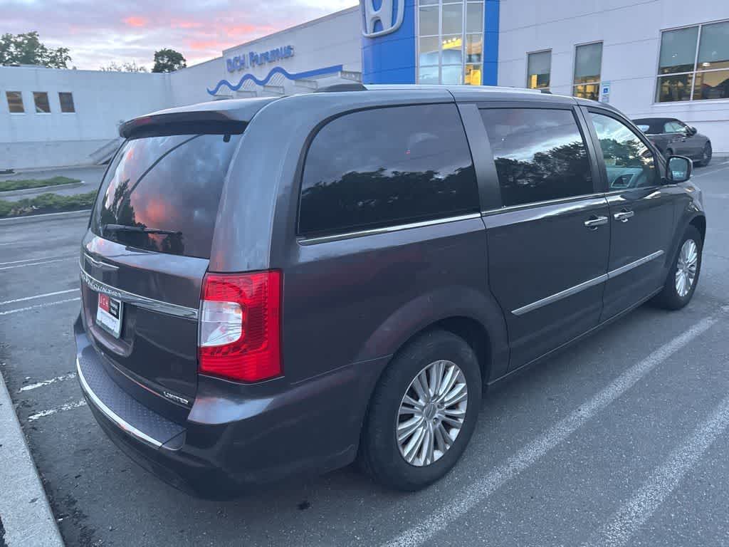Thumbnail: 2016 Chrysler Town & Country - 11