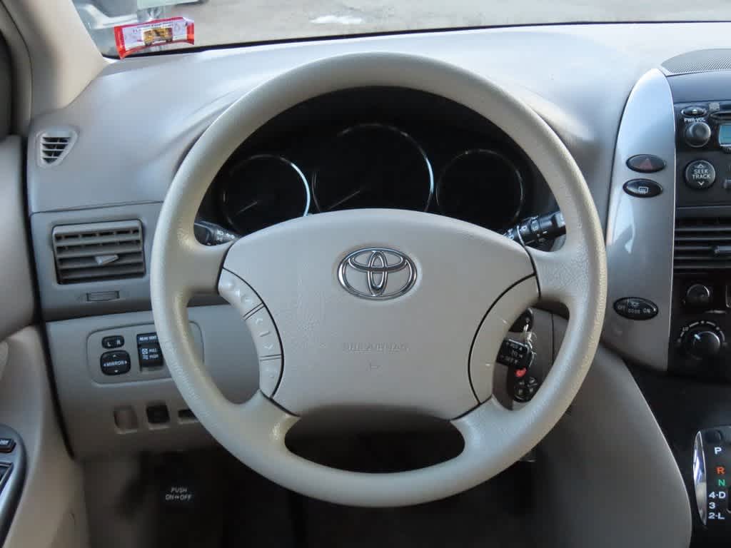 Thumbnail: 2010 Toyota Sienna - 18