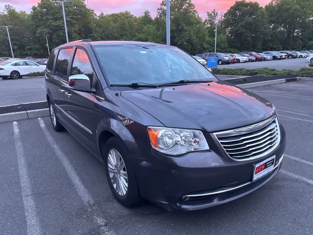 Thumbnail: 2016 Chrysler Town & Country - 6