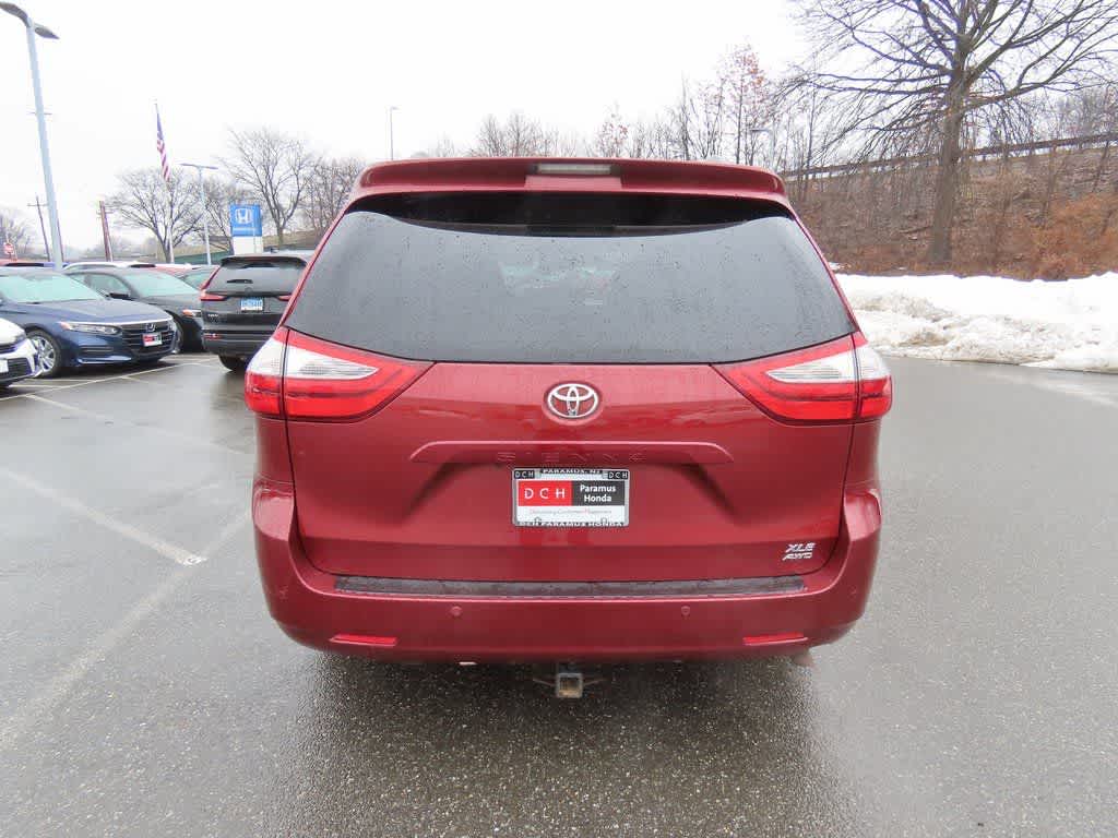 Thumbnail: 2017 Toyota Sienna - 5
