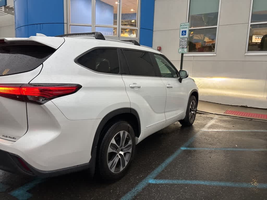 Thumbnail: 2023 Toyota Highlander - 8