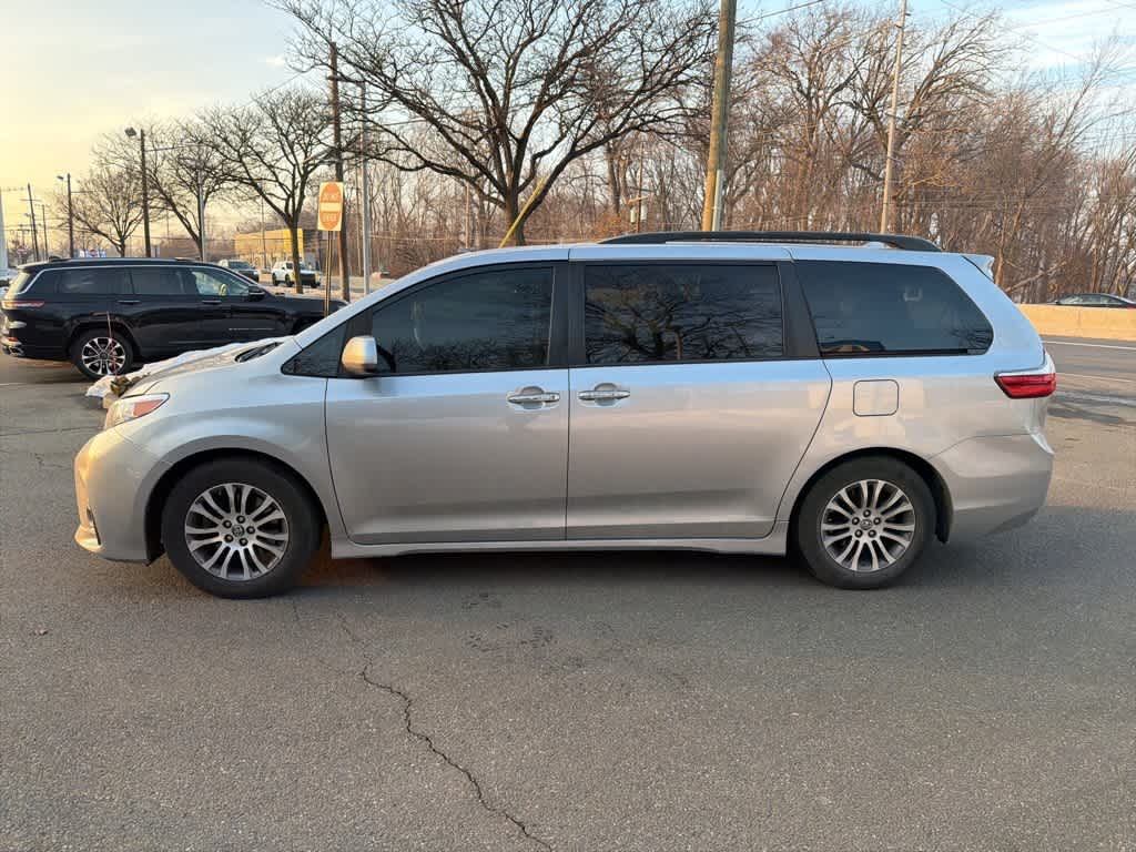 Thumbnail: 2018 Toyota Sienna - 4