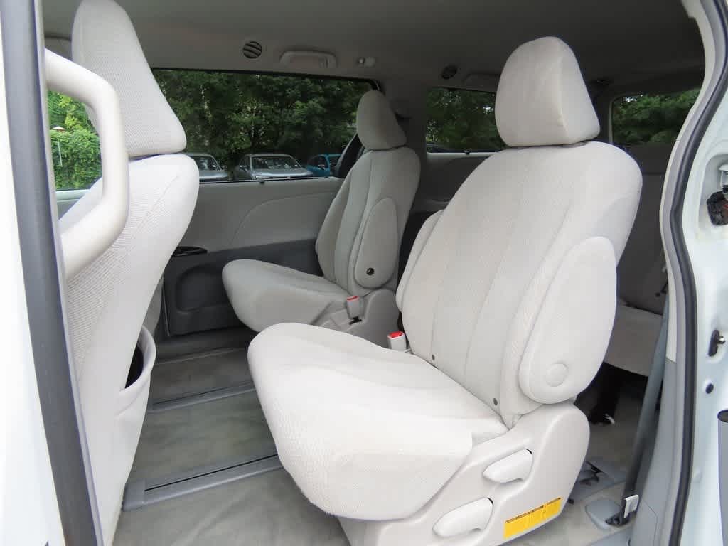 Thumbnail: 2014 Toyota Sienna - 13