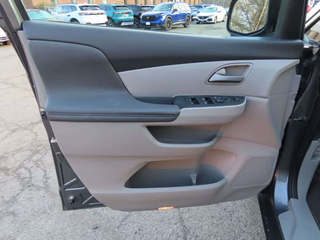 Thumbnail: 2011 Honda Odyssey - 18