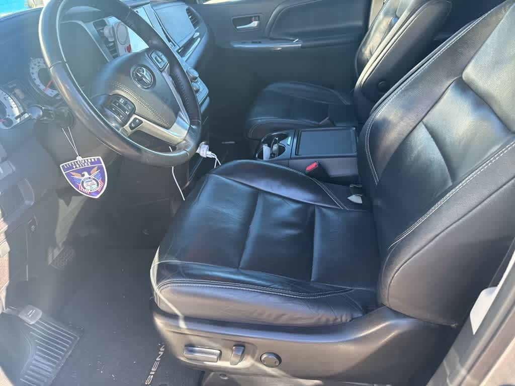 Thumbnail: 2017 Toyota Sienna - 13