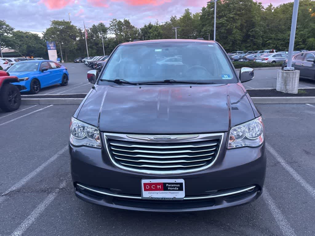 Thumbnail: 2016 Chrysler Town & Country - 4