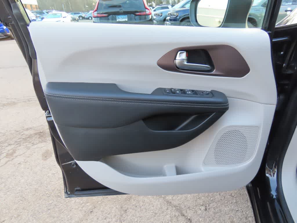 Thumbnail: 2023 Chrysler Voyager - 16