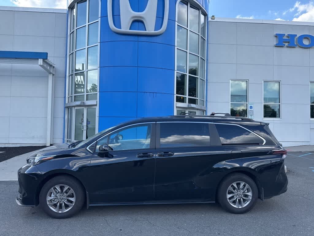 Thumbnail: 2025 Toyota Sienna - 3