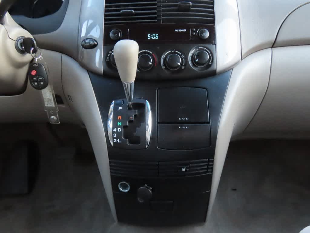 Thumbnail: 2010 Toyota Sienna - 21