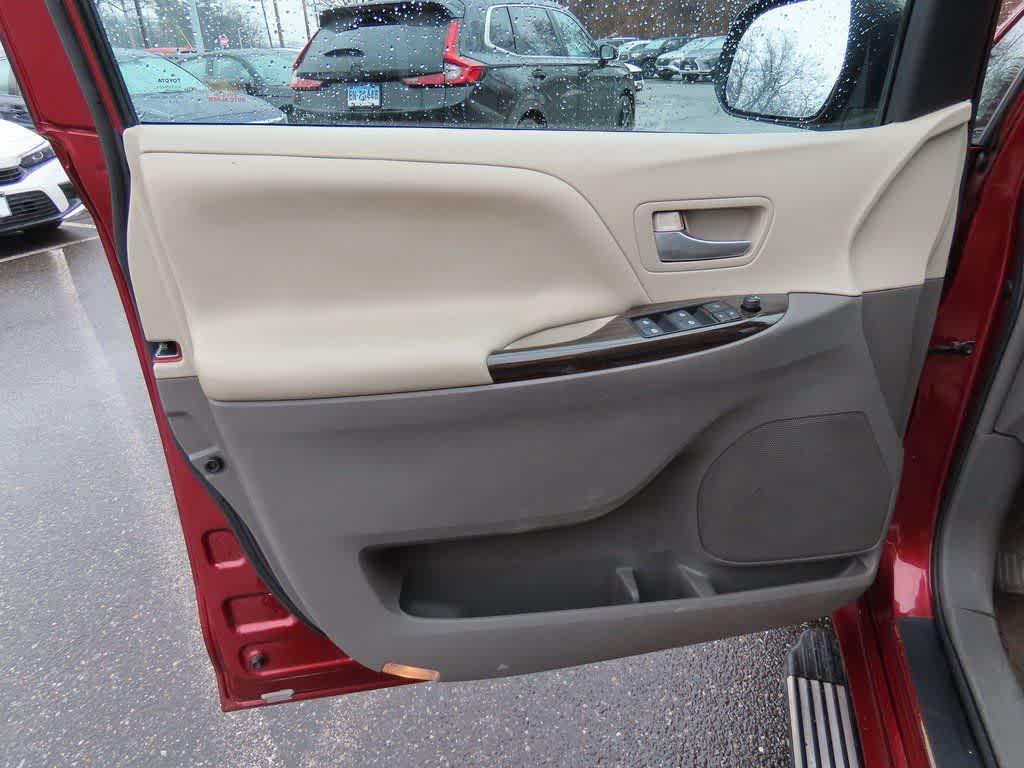 Thumbnail: 2017 Toyota Sienna - 16