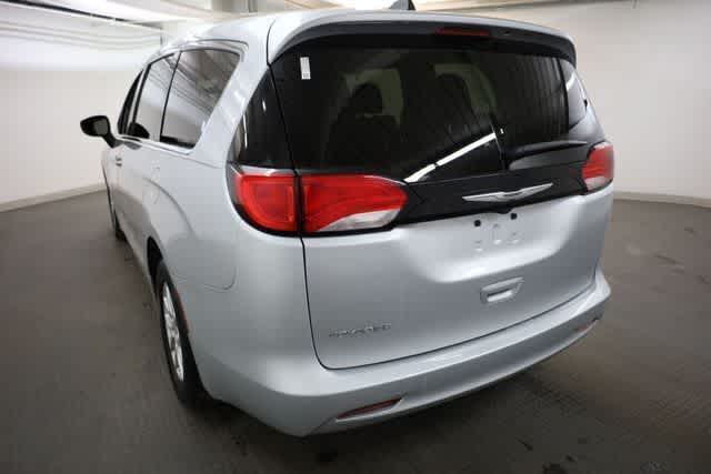 Thumbnail: 2022 Chrysler Voyager - 4