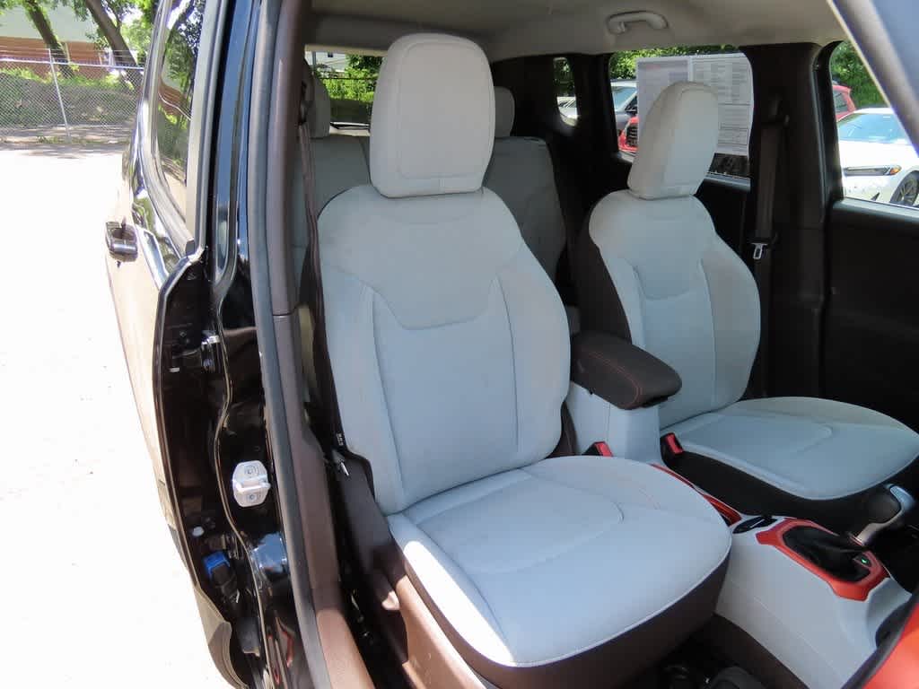 Thumbnail: 2015 Jeep Renegade - 18