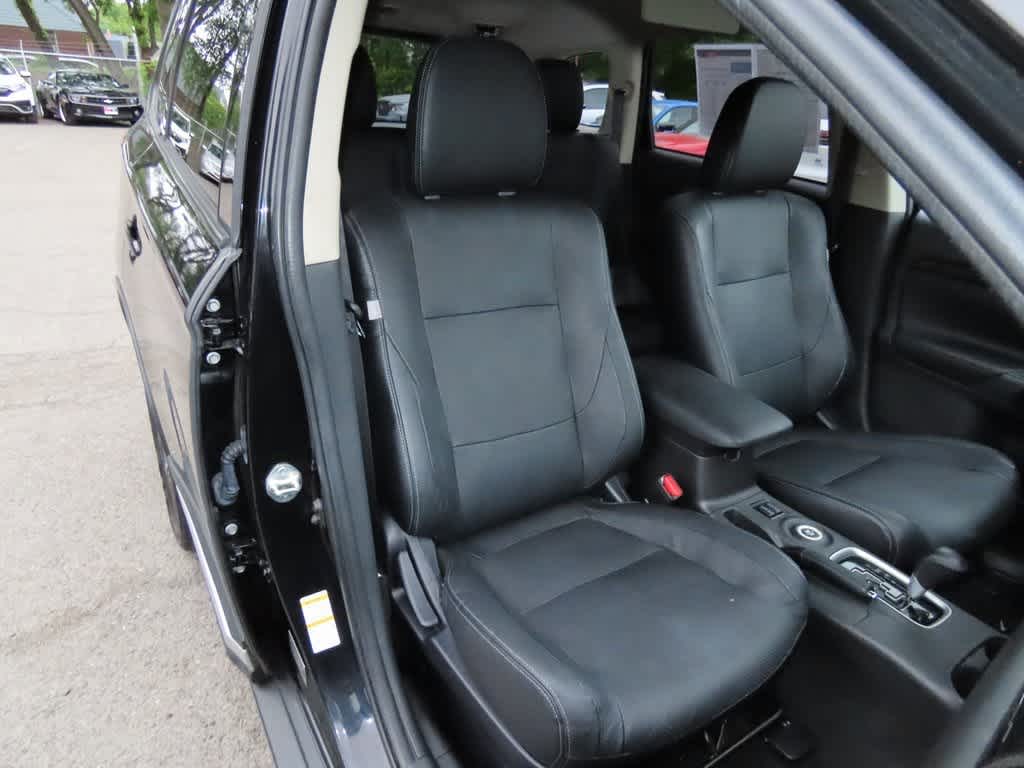 Thumbnail: 2016 Mitsubishi Outlander - 17