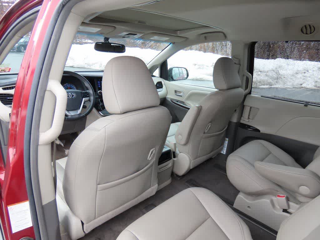 Thumbnail: 2017 Toyota Sienna - 15