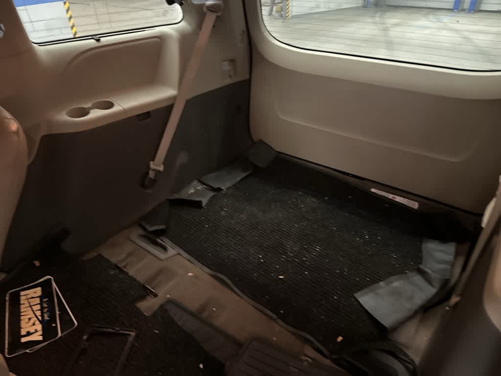 Thumbnail: 2017 Toyota Sienna - 17