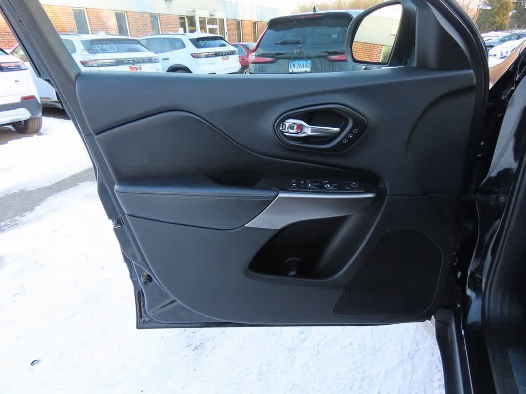 Thumbnail: 2019 Jeep Cherokee - 17