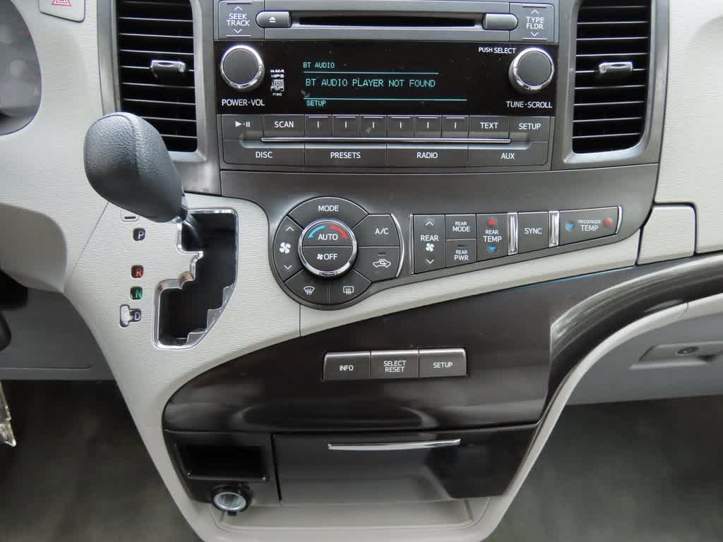 Thumbnail: 2014 Toyota Sienna - 21