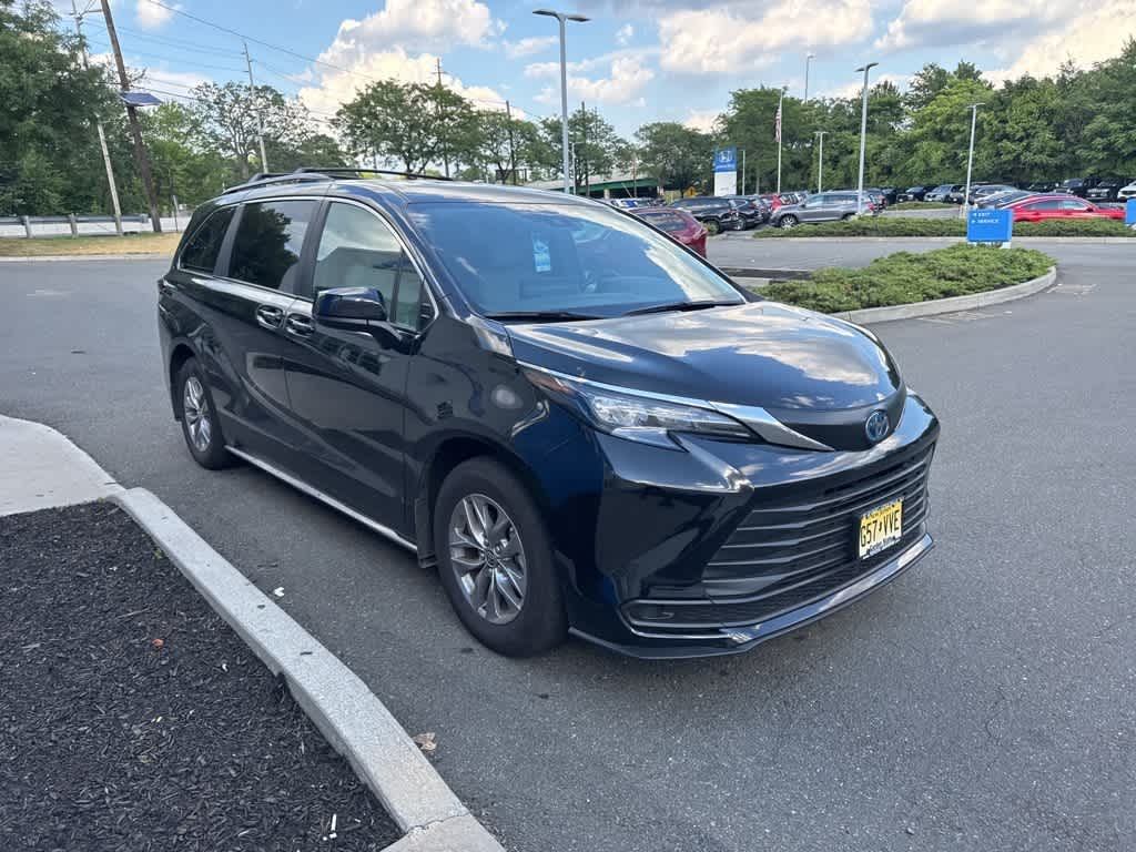 Thumbnail: 2025 Toyota Sienna - 2