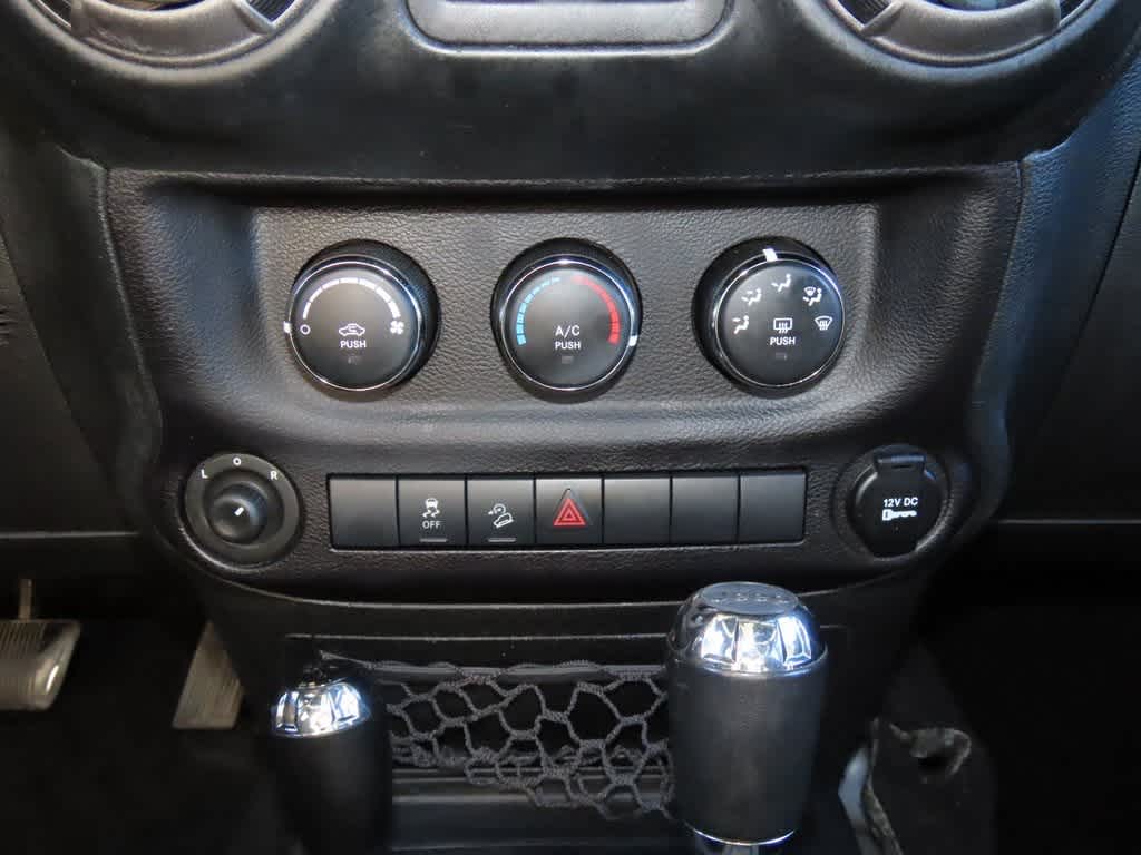 Thumbnail: 2015 Jeep Wrangler - 21