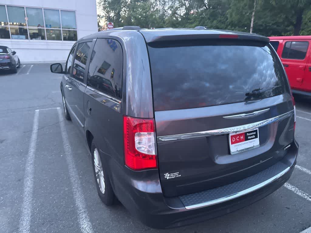 Thumbnail: 2016 Chrysler Town & Country - 15