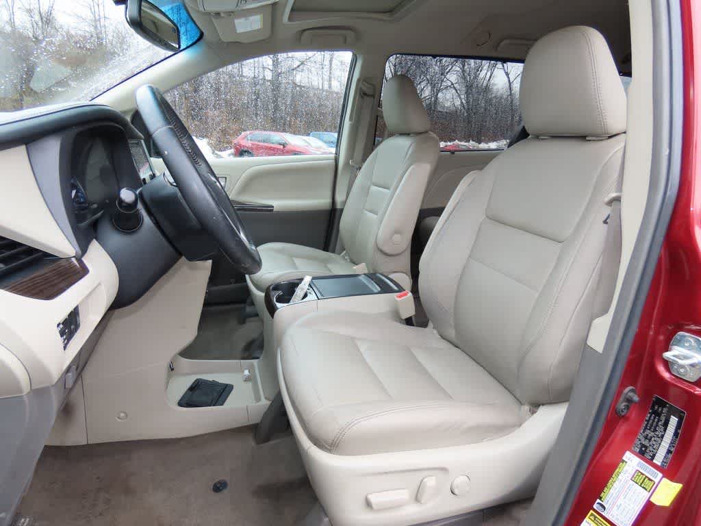 Thumbnail: 2017 Toyota Sienna - 12