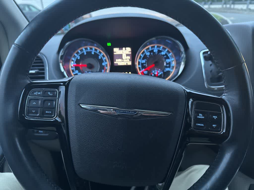 Thumbnail: 2016 Chrysler Town & Country - 20