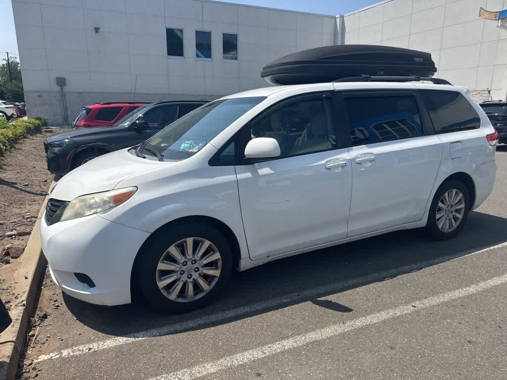 Thumbnail: 2014 Toyota Sienna - 3