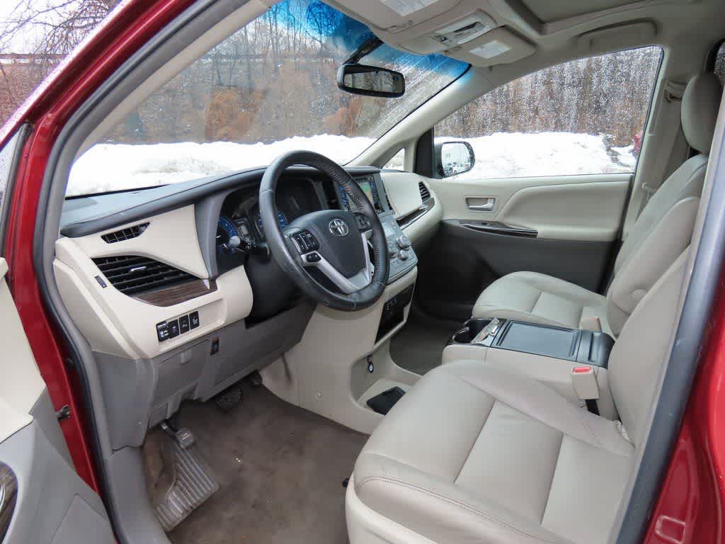 Thumbnail: 2017 Toyota Sienna - 2