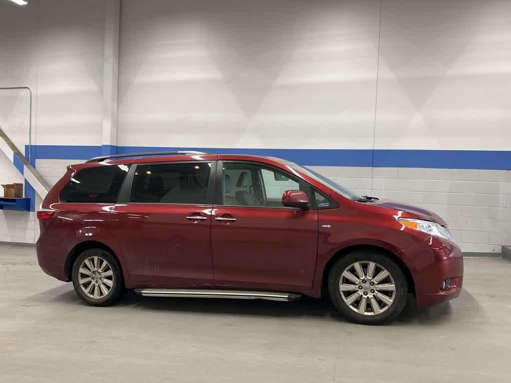 Thumbnail: 2017 Toyota Sienna - 7