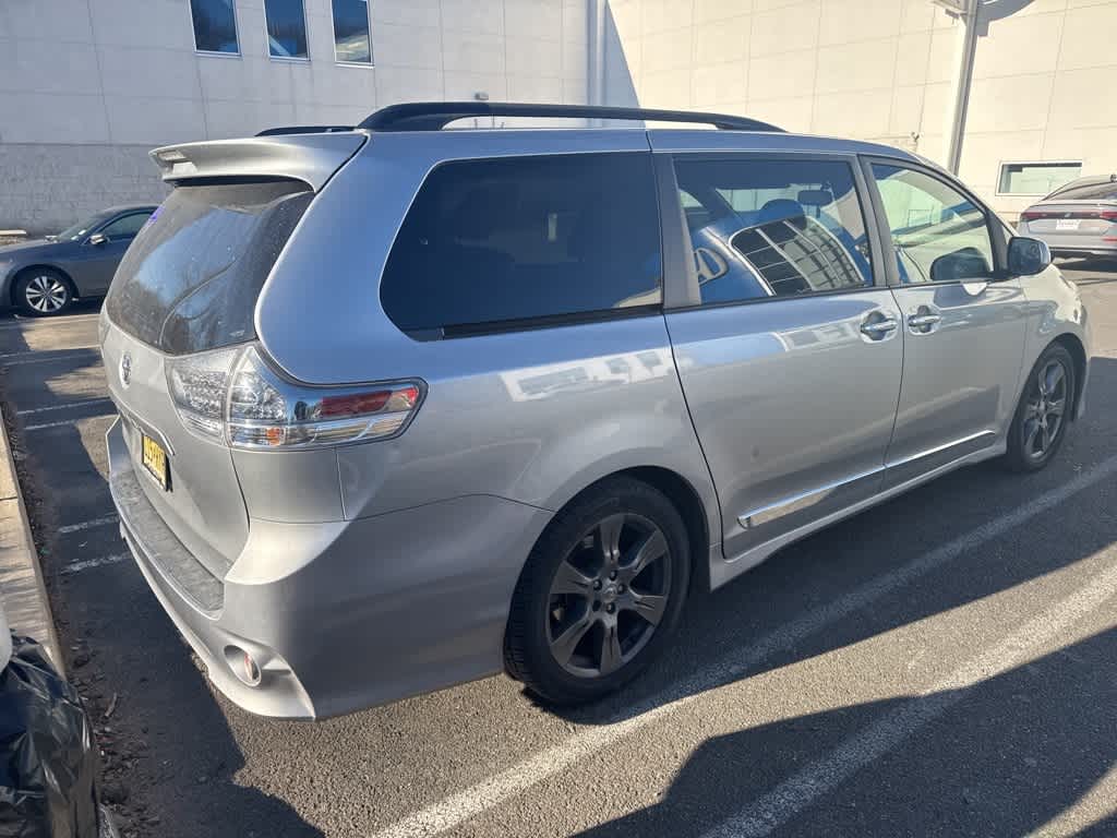 Thumbnail: 2017 Toyota Sienna - 7