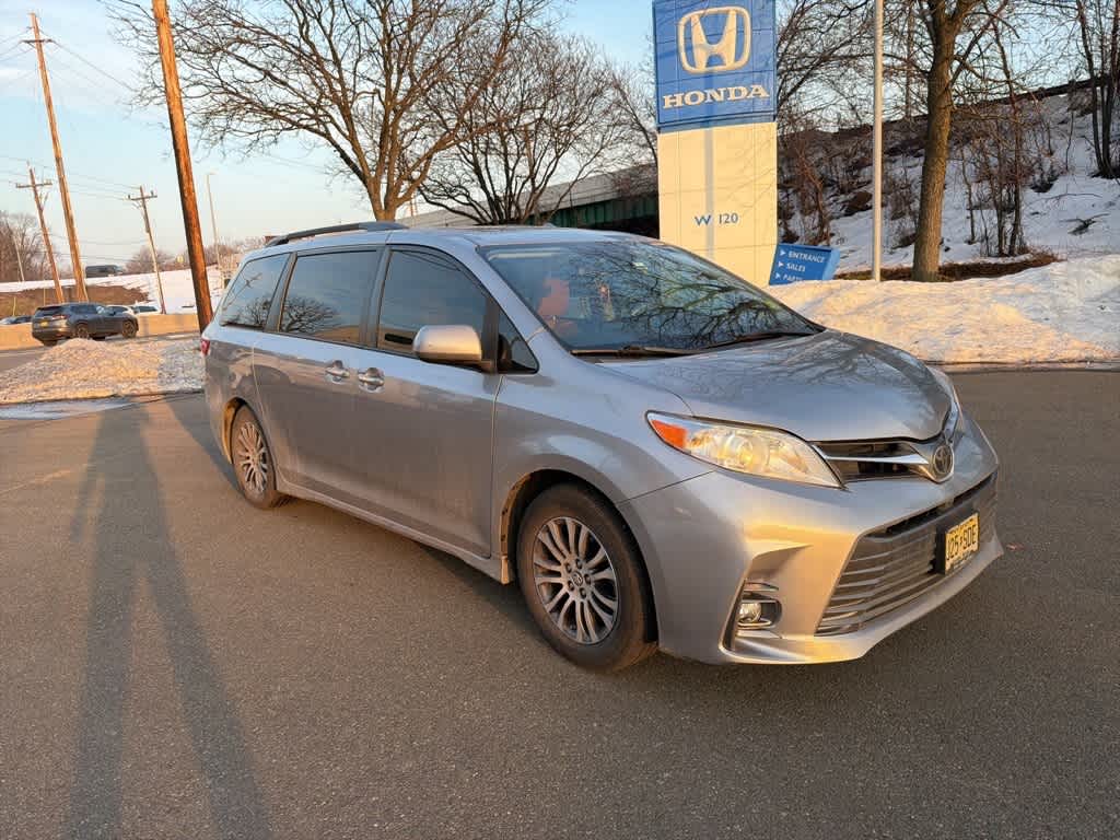 Thumbnail: 2018 Toyota Sienna - 17