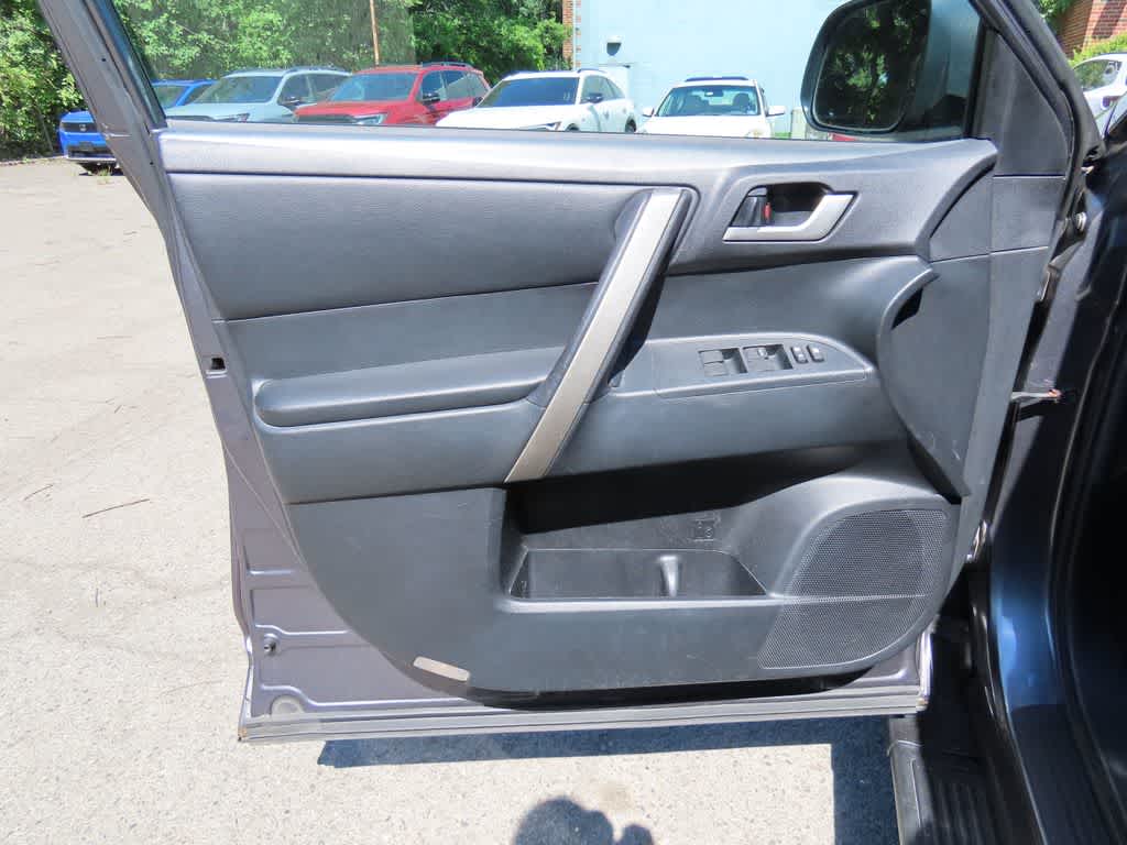 Thumbnail: 2013 Toyota Highlander - 17