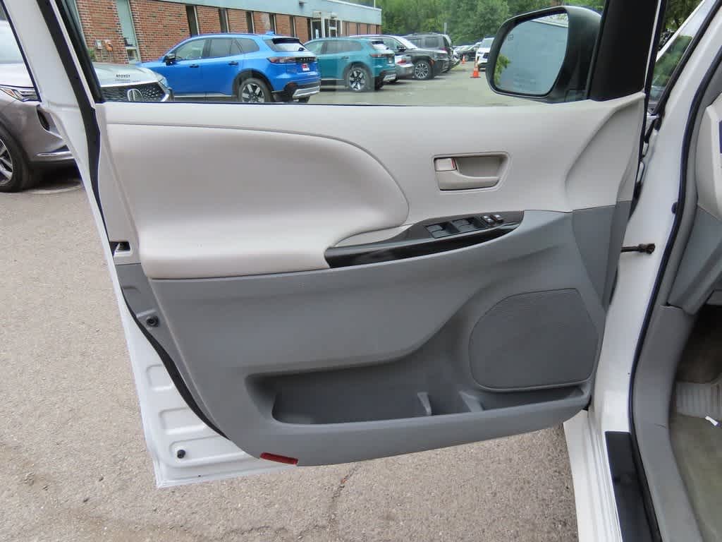 Thumbnail: 2014 Toyota Sienna - 16
