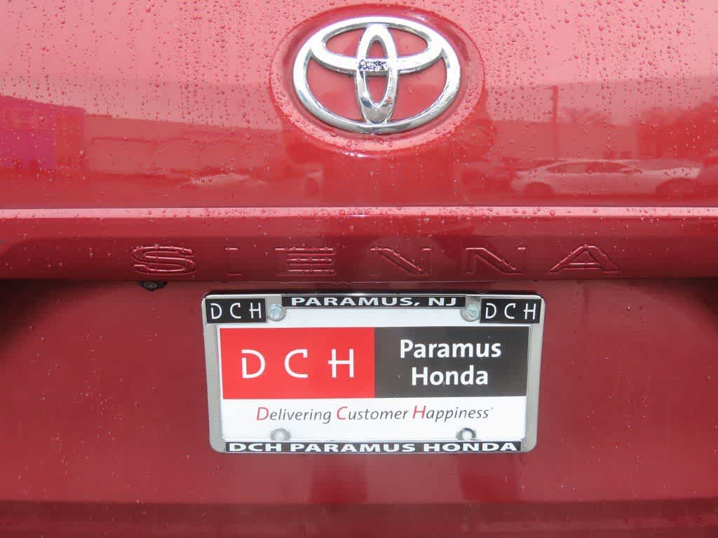 Thumbnail: 2017 Toyota Sienna - 7