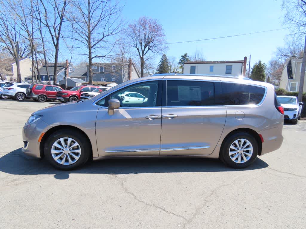 Thumbnail: 2018 Chrysler Pacifica - 3