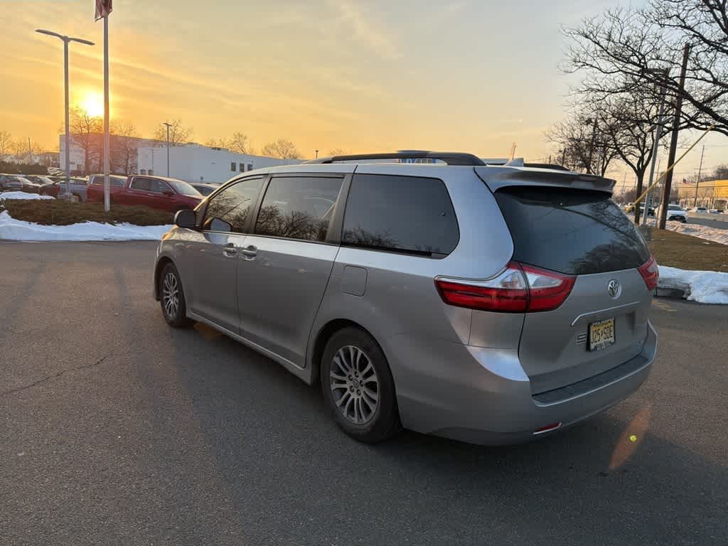 Thumbnail: 2018 Toyota Sienna - 8