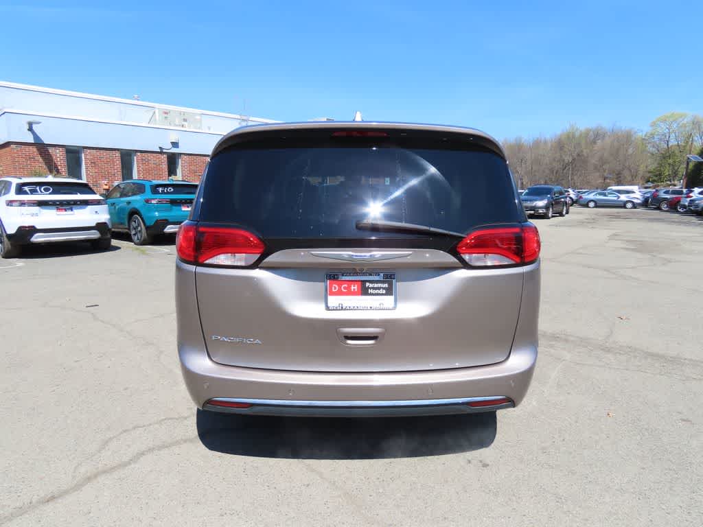 Thumbnail: 2018 Chrysler Pacifica - 5