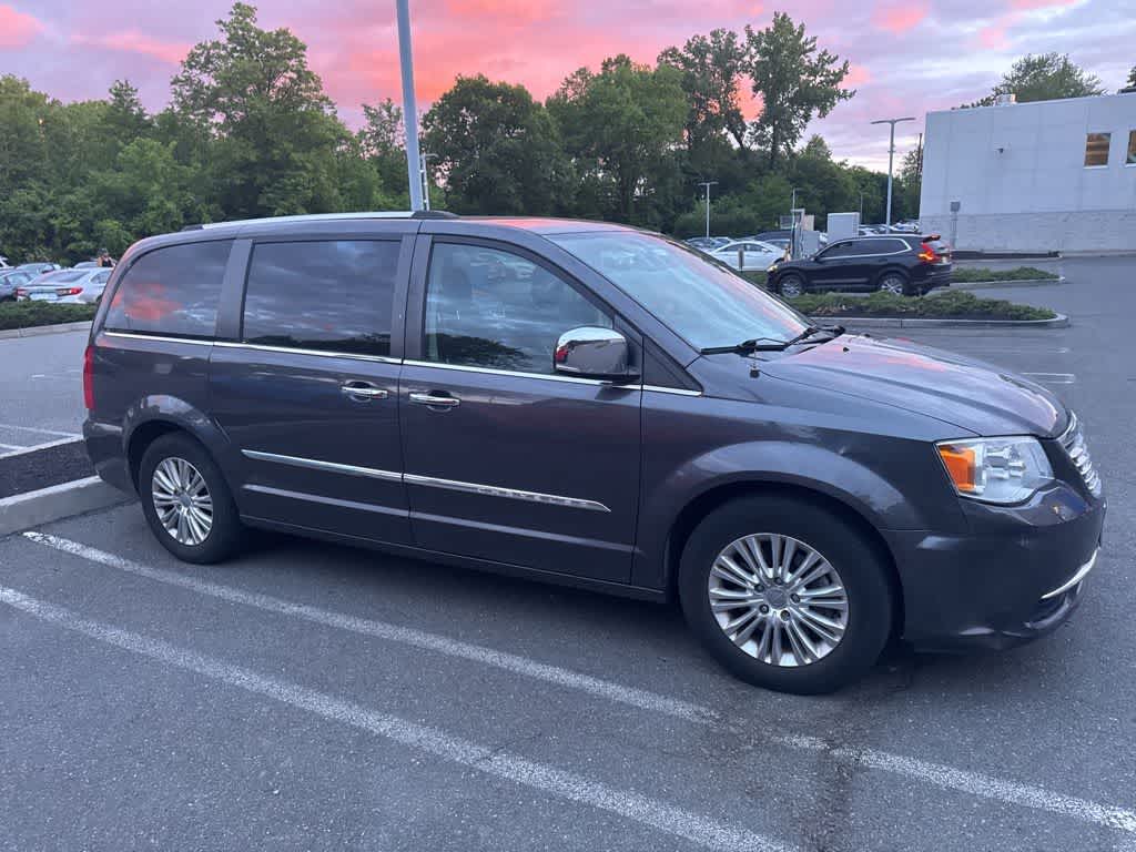 Thumbnail: 2016 Chrysler Town & Country - 9
