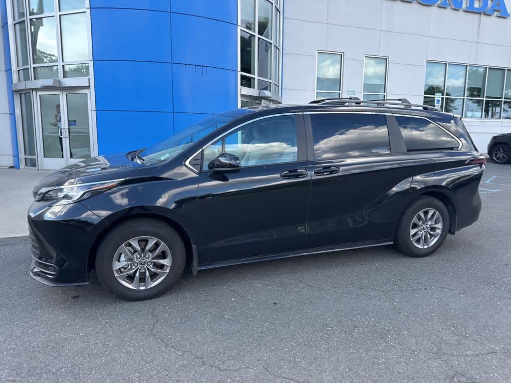 Thumbnail: 2025 Toyota Sienna - 4