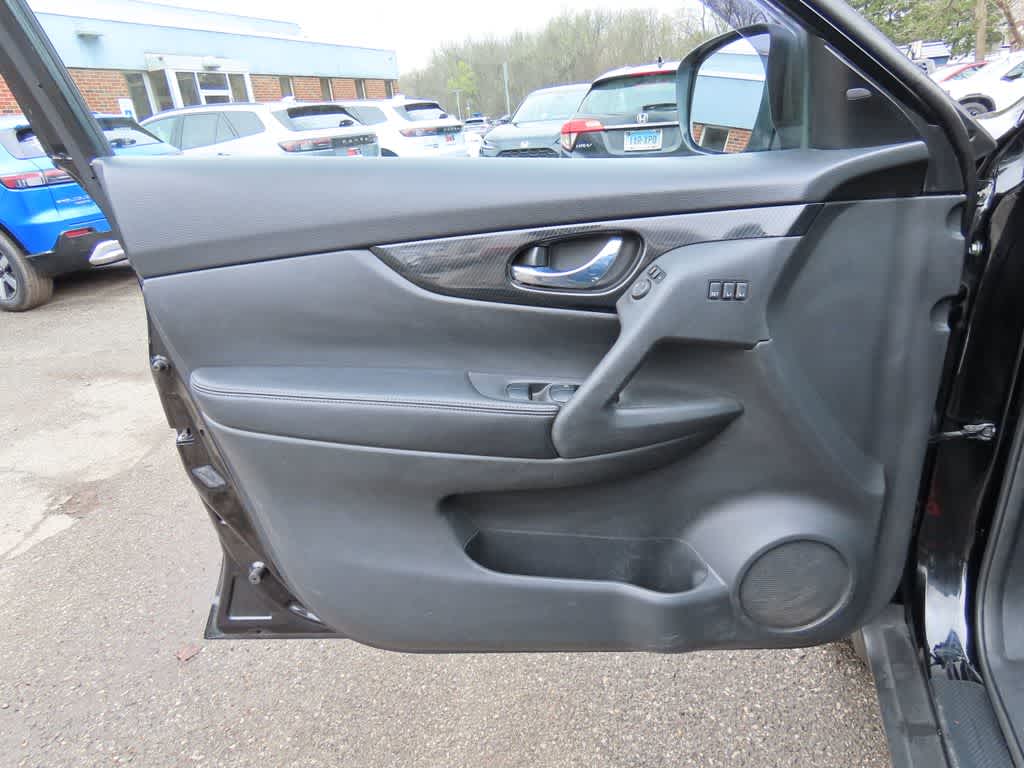 Thumbnail: 2018 Nissan Rogue - 16