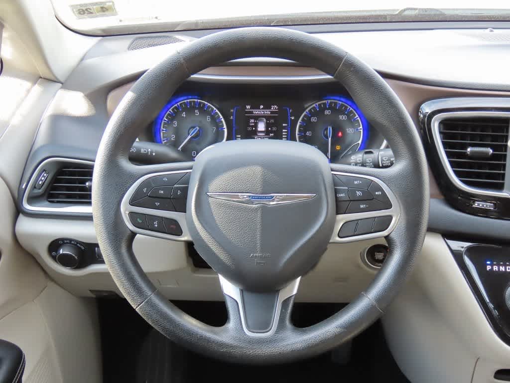 Thumbnail: 2021 Chrysler Voyager - 18