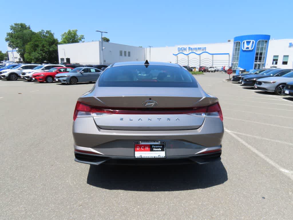 Thumbnail: 2022 Hyundai Elantra - 4